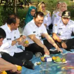 Gubernur Jawa Tengah,  Ahmad Luthfi tengah bersantai di kebun buah
