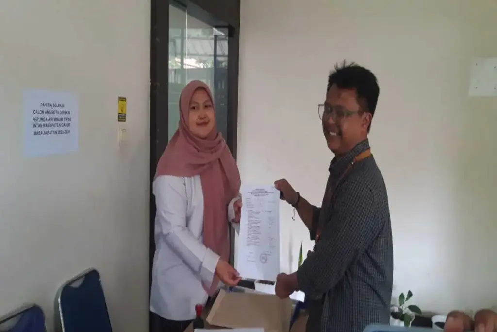 Hendro Sugiarto, saat menyerahkan berkas pendaftaraan sebagai calon dirrksi PDAM Tirta Intan, di ruang perekon