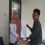 Hendro Sugiarto, saat menyerahkan berkas pendaftaraan sebagai calon dirrksi PDAM Tirta Intan, di ruang perekon