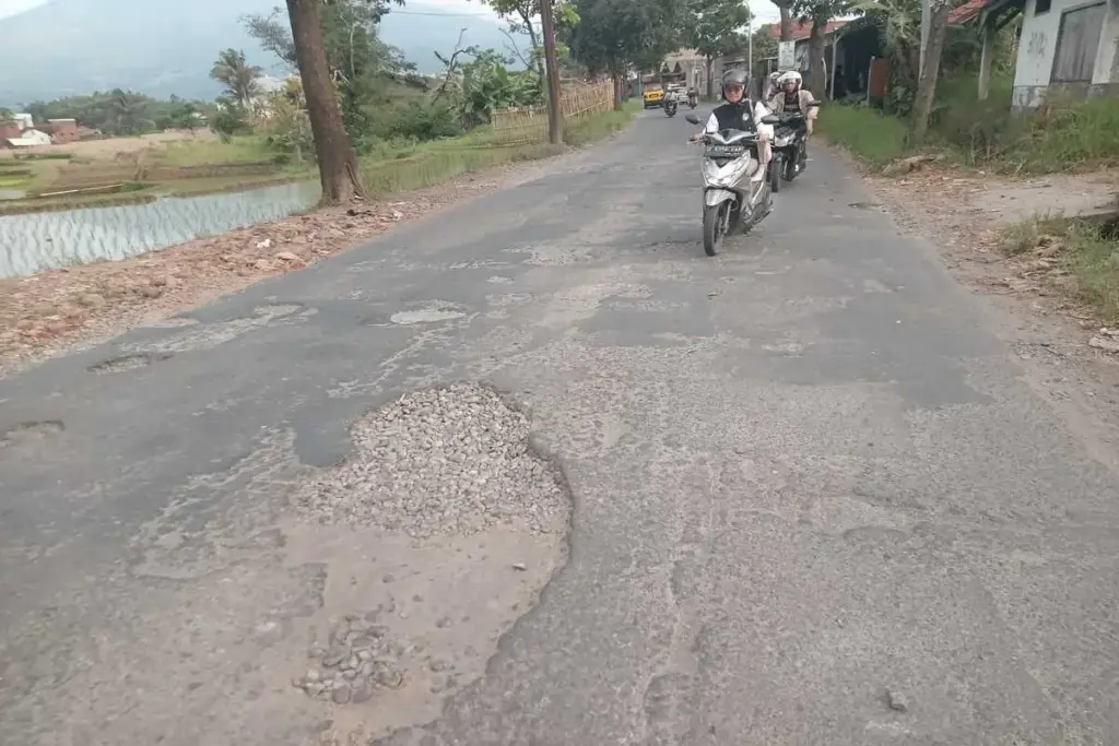 Jalan Samarang rusak berat