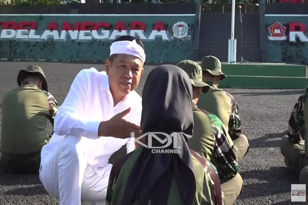 Dedi Mulyadi berbincang dengan salah satu siswi yang ikut pendidikan