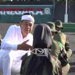 Dedi Mulyadi berbincang dengan salah satu siswi yang ikut pendidikan