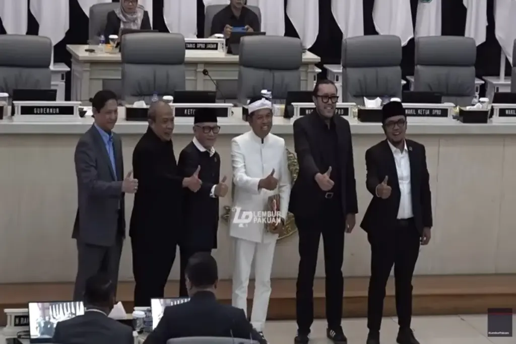 Dedi Mulyadi foto bersama dengan sejumlah pimpinan DPRD Jabar