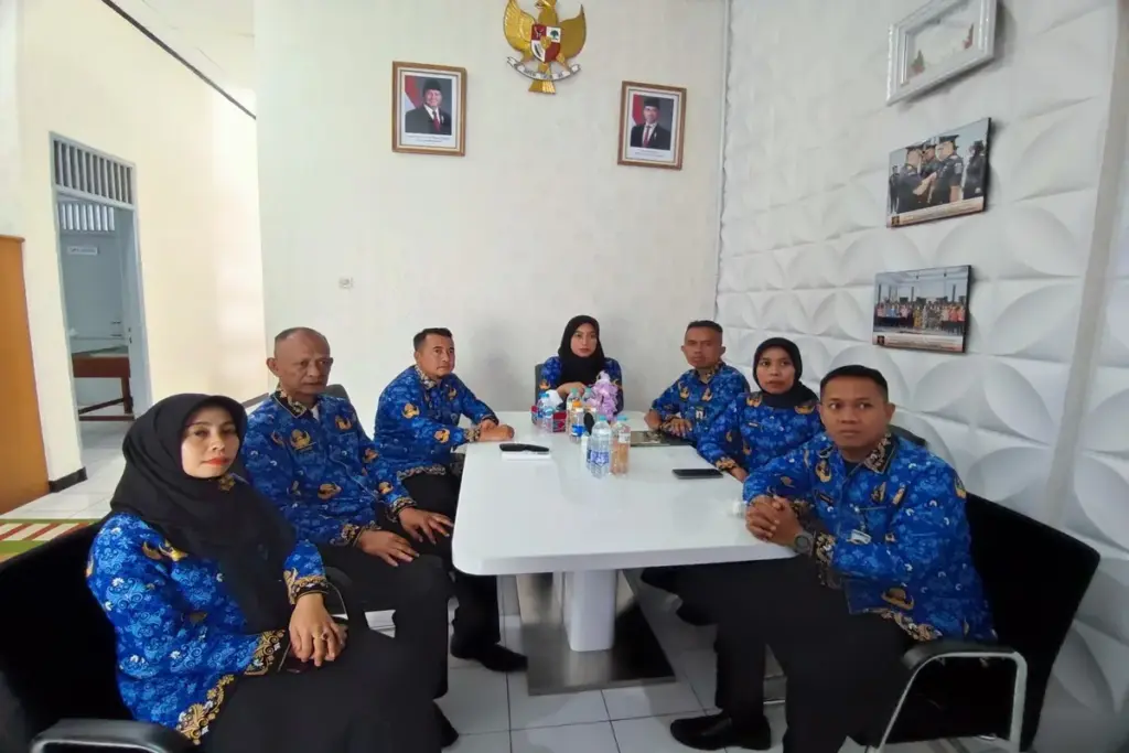 Jajaran Petugas Lapas Garut mengikuti zoom meeting mendengarkan arahan dari Direktur Jenderal Pemasyarakatan