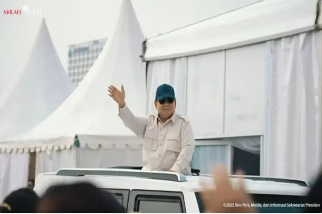 Presiden Prabowo menyapa kalangan buruh di Monas (Sekretariat Presiden)