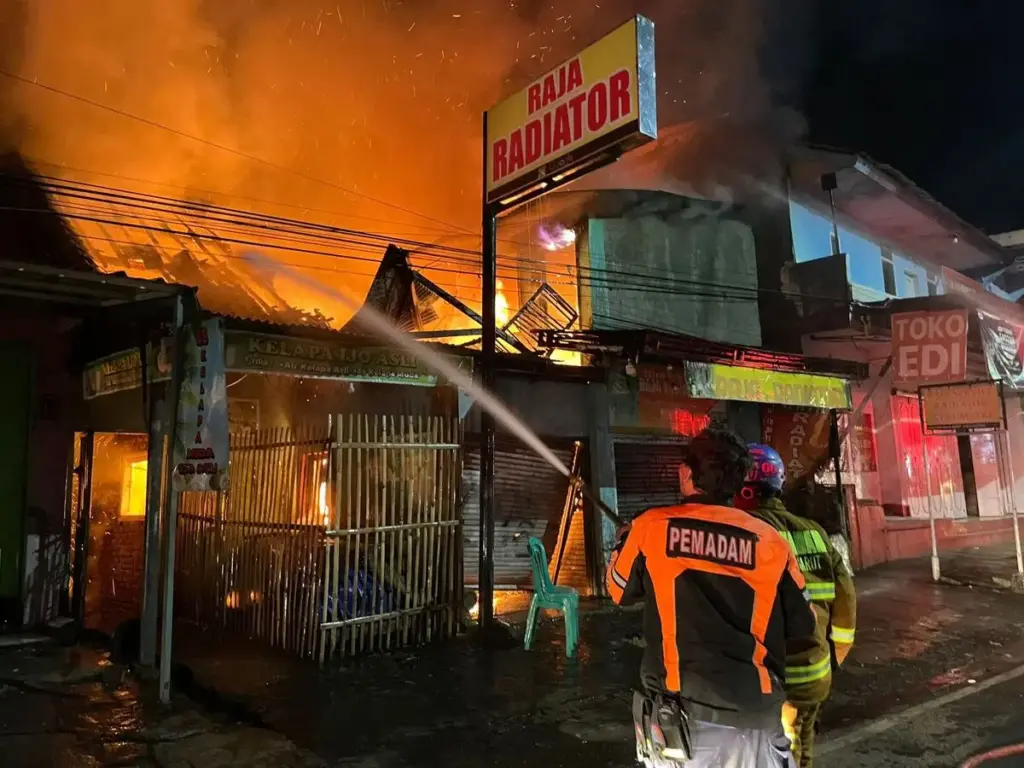 Kebakaran melanda dua bangunan
