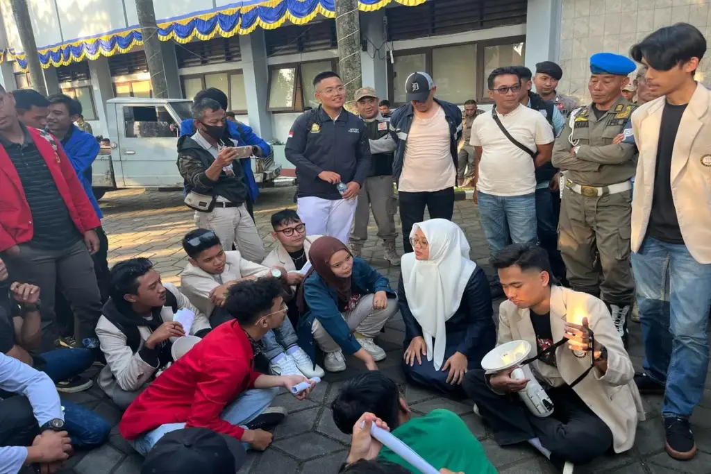 Anggota DPRD Garut menemui mahasiswa di depan gedung DPRD Garut