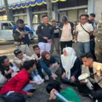 Anggota DPRD Garut menemui mahasiswa di depan gedung DPRD Garut