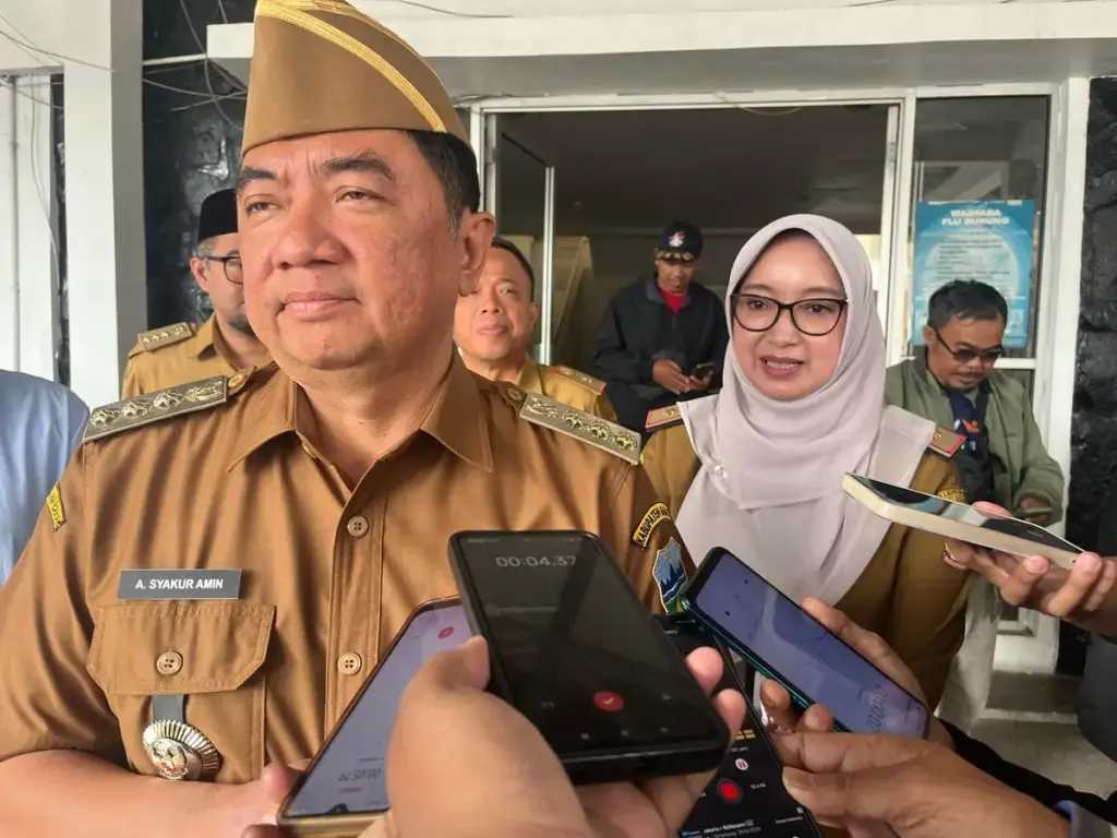 Bupati Garut Abdusy Syakur diwawancarai media