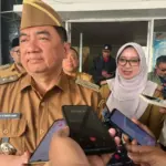 Bupati Garut Abdusy Syakur diwawancarai media