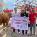 Wakil Ketua DPC PDI Perjuangan Kabupaten Garut, Basri menerima bantuan hewan kurban dari PT. Pertamina