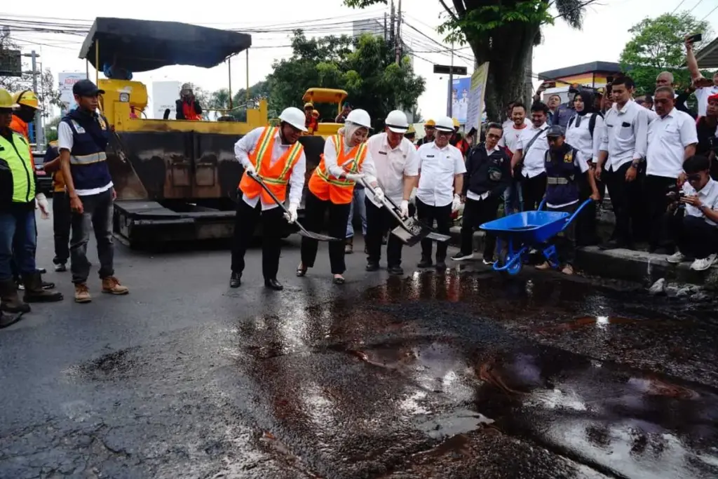 Bupati Garut resmikan perbaikan jalan