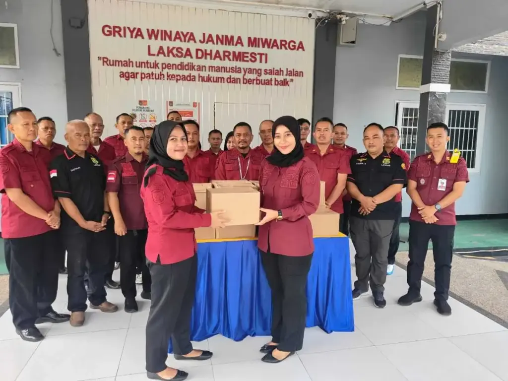 Menteri Imigrasi dan Pemasyarakatan Republik Indonesia menyalurkan bantuan sosial (bansos) kepada seluruh pega