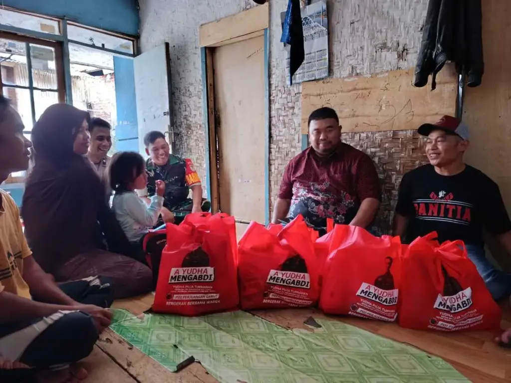 Yudha Puja Turnawan mengunjungi korban kebakaran di Desa Kersamenak
