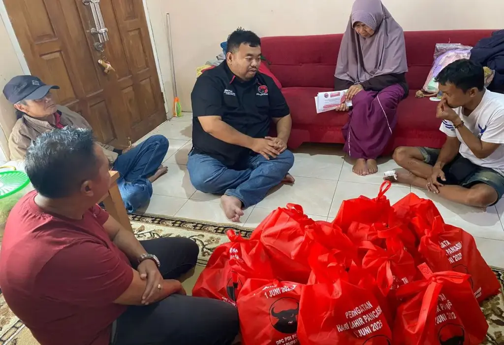 Yudha Puja Turnawan mengunjungi korban kebakaran di Desa Cidatar dan memberikan bantuan sembako beserta uang t