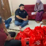 Yudha Puja Turnawan mengunjungi korban kebakaran di Desa Cidatar dan memberikan bantuan sembako beserta uang t