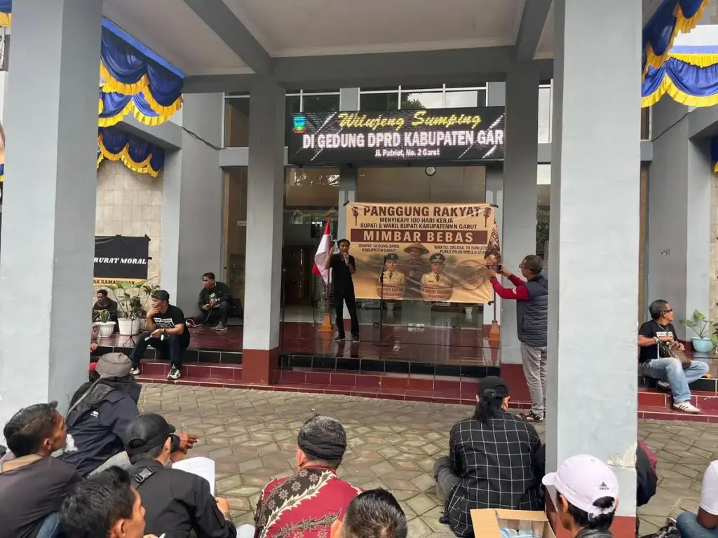 mimbar bebas di depan halaman gedung DPRD Garut