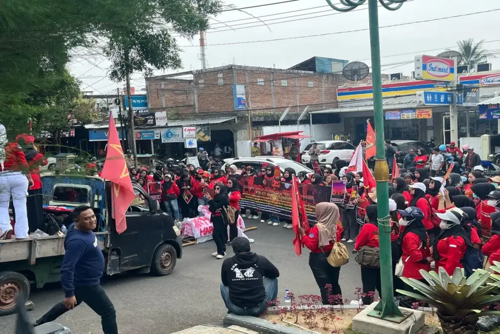 buruh demo di depan kantor Bupati Garut