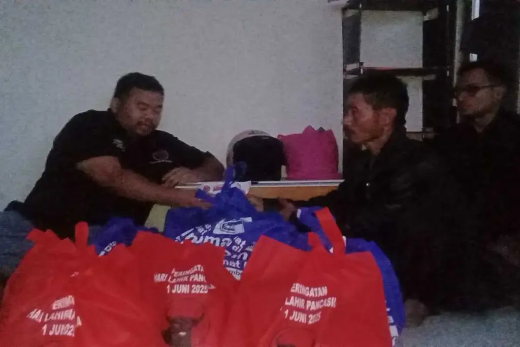 Yudha Puja Turnawan memberikan bantuan sembako dan uang tunai kepada korban kebakaran