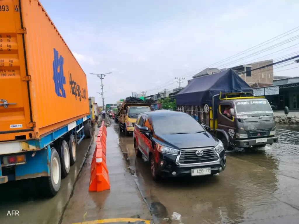 Pemprov Jateng melakukan rekayasa lalu lintas dengan memasang water barier