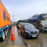 Pemprov Jateng melakukan rekayasa lalu lintas dengan memasang water barier