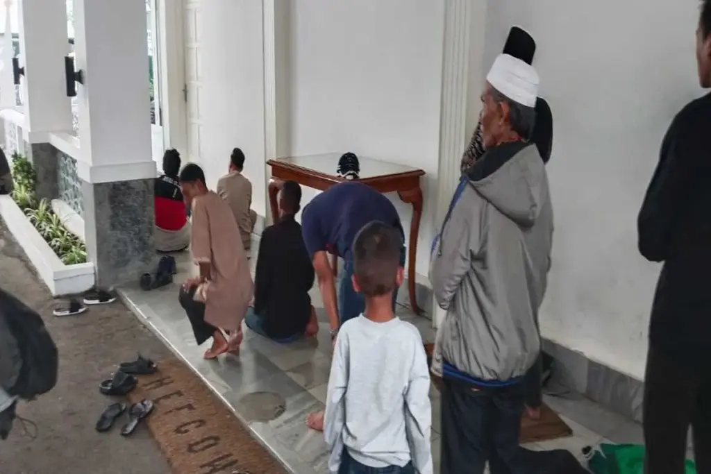 keluarga jemaah melaksanakan ibadah sholat dihalaman atau lorong pendopo Garut