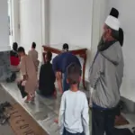 keluarga jemaah melaksanakan ibadah sholat dihalaman atau lorong pendopo Garut