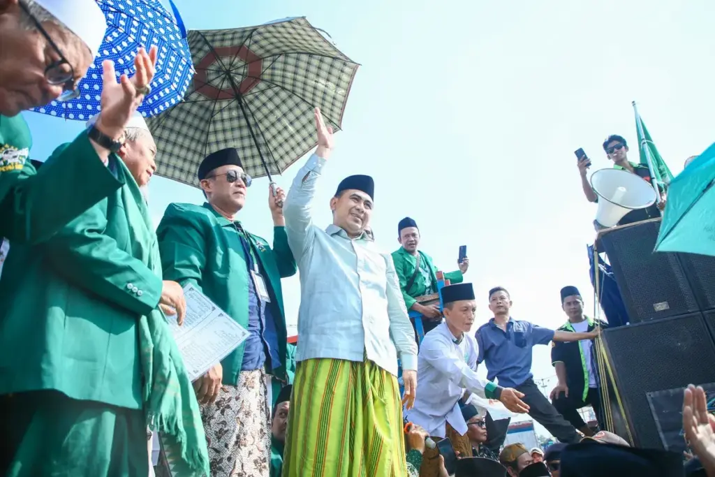 Wakil Gubernur Jawa Tengah, Taj Yasin bersama ratusan warga melakukan doa bersama (istighosah) di pinggir jala