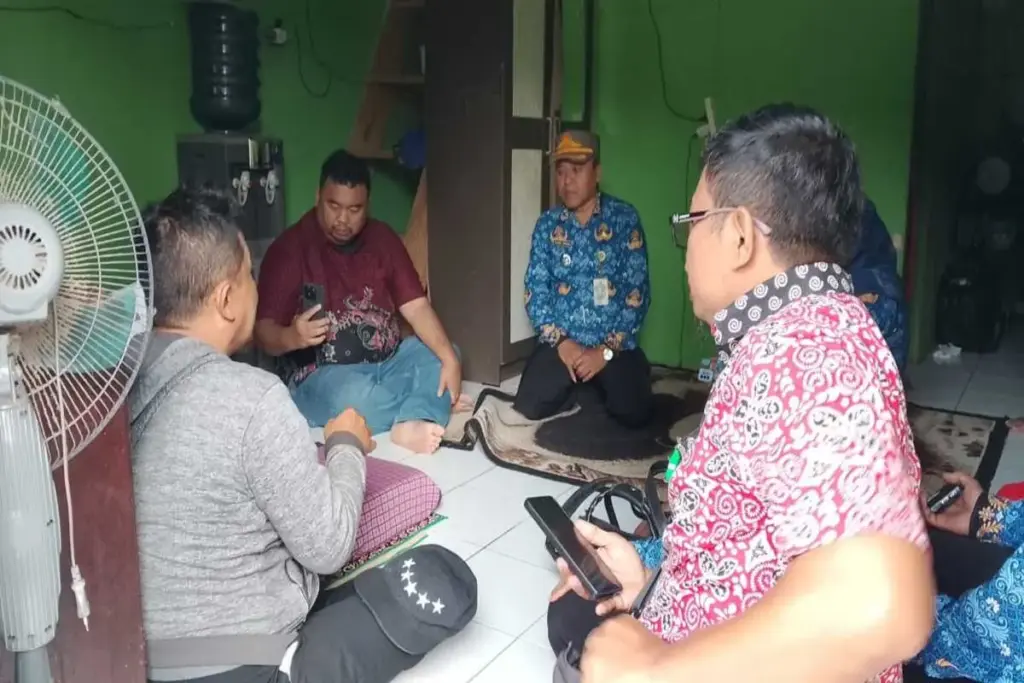 Yudha Puja Turnawan mengunjungi Rudi Rusmana, penyandang disabilitas