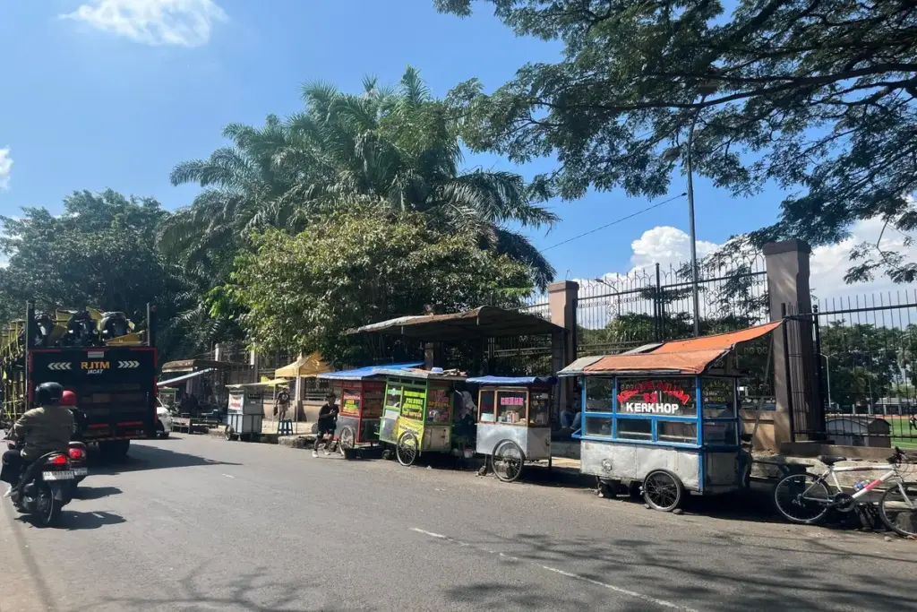 pedagang kaki lima (PKL) di depan kerkof