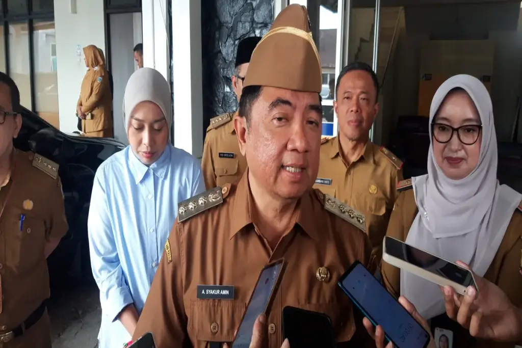 Bupati Garut Abdusy Syakur ketika diawawancarai wartawan