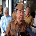 Bupati Garut Abdusy Syakur ketika diawawancarai wartawan