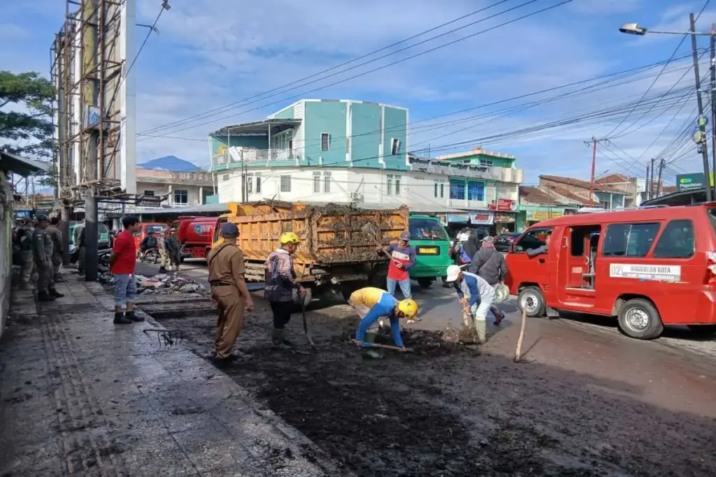 Pemkab Garut melakukan bersih-bersih jalan dan trotoar dekat pasar Guntur