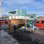 Pemkab Garut melakukan bersih-bersih jalan dan trotoar dekat pasar Guntur