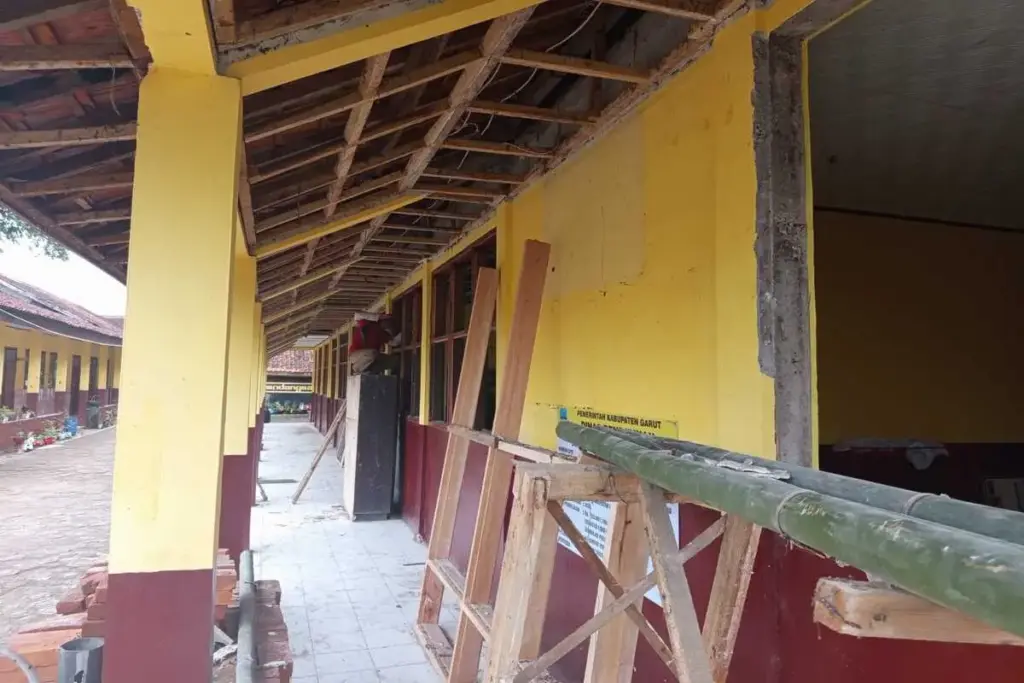Ruangan Direhab, Murid Kelas 1 SDN 2 Sindangsari Belajar Digabung (Foto pepen apendi)