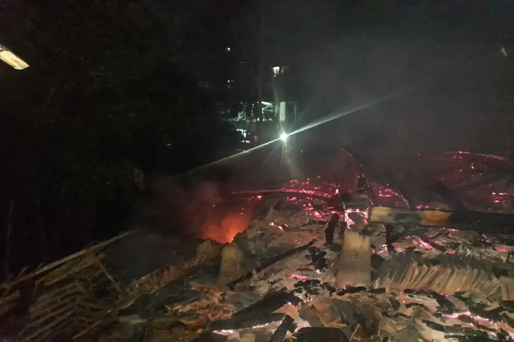 kebakaran menghanguskan seluruh rumah