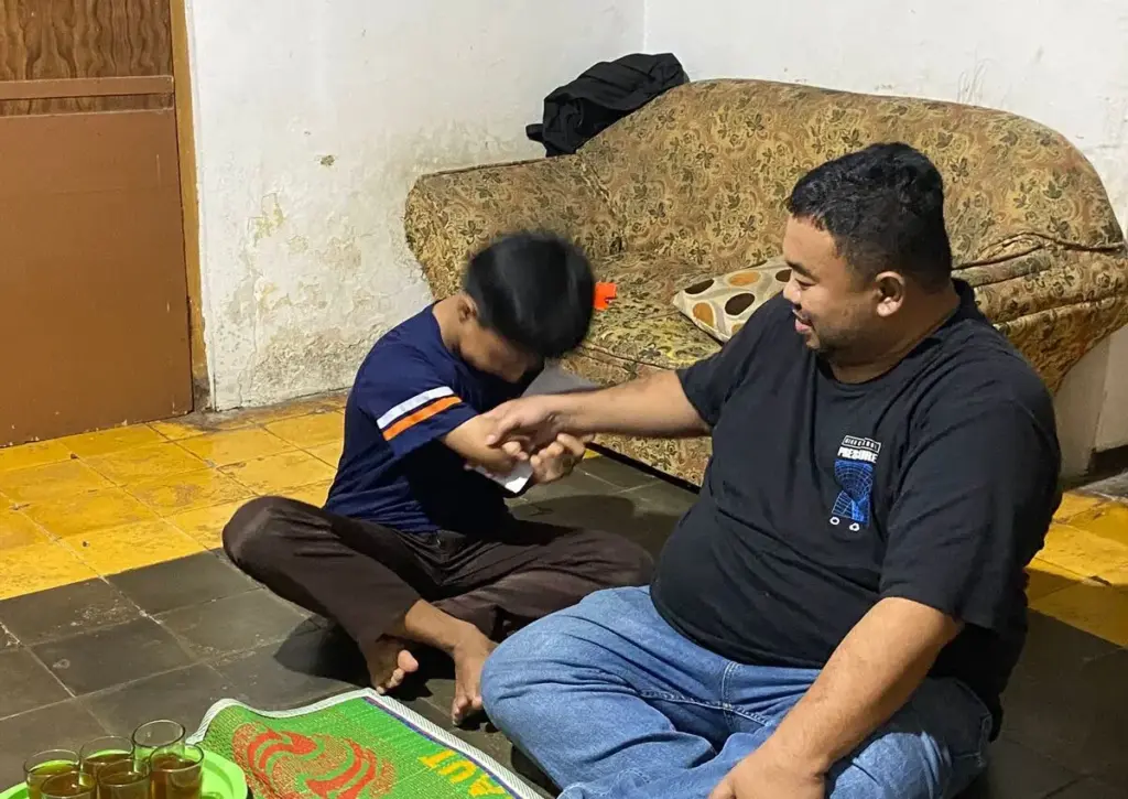 Yudha Puja Turnawan, Anggota DPRD Garut mengunjungi Rafa, anak penyandang disabilitas,