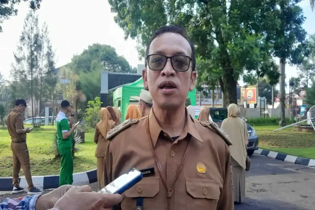 Kabid hubungan industrial dan jamsostek pada disnakers Garut, Asep Hadiana.