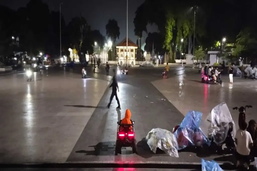 permainan anak di alun-alun Garut