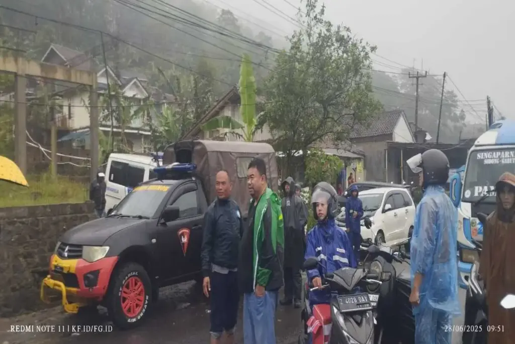 Yudha Puja Turnawan, ANggota DPRD Garut meninjau lokasi longsor
