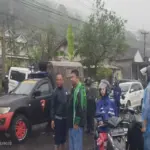 Yudha Puja Turnawan, ANggota DPRD Garut meninjau lokasi longsor