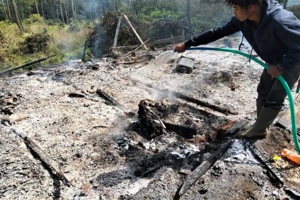 sebuah gubuk hangus terbakar