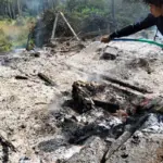 sebuah gubuk hangus terbakar