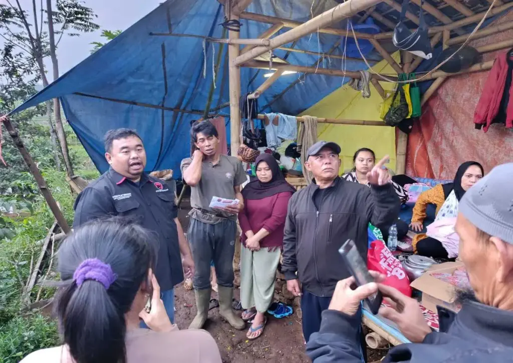 Yudha Puja Turnawan mengunjungi korban rumah roboh