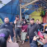 Yudha Puja Turnawan mengunjungi korban rumah roboh
