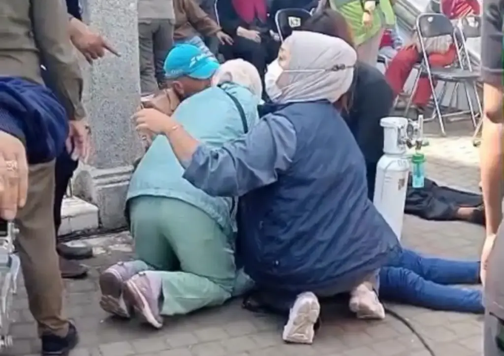 Tenaga Kesehatan dari Dinkes Garut tengah memberikan pertolongan pertama di lokasi kejadian terhadap korban