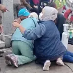 Tenaga Kesehatan dari Dinkes Garut tengah memberikan pertolongan pertama di lokasi kejadian terhadap korban