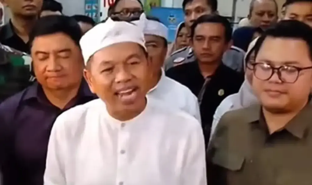 Gubernur Dedi Mulyadi saat menyambangi RSUD dr Slamet Garut meninjau para korban berjatuhan pada acara Panggun
