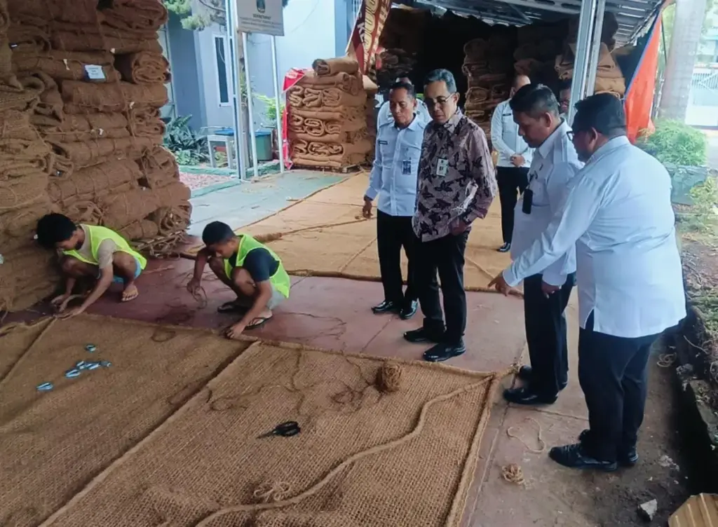 Aktivitas pembuatan coir shade di Lapas Garut