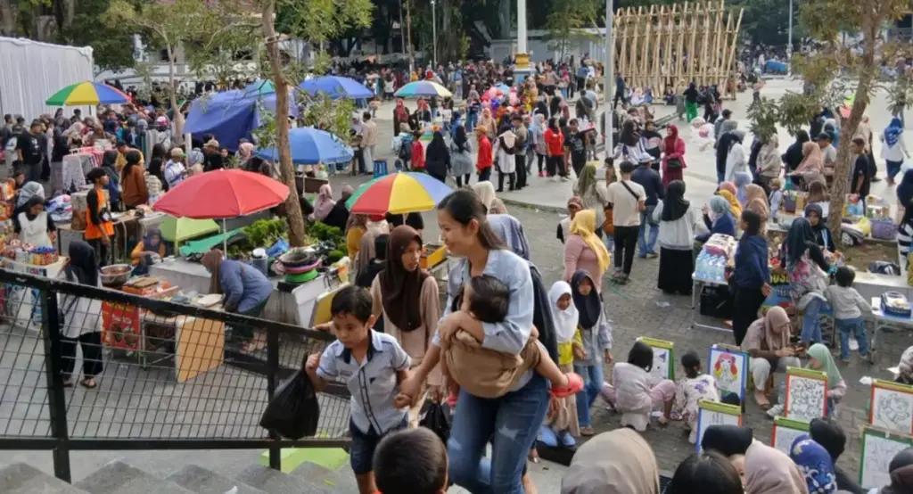 Sejumlah warga tengah menanti acara balakecrakan di Alun-alun Garut